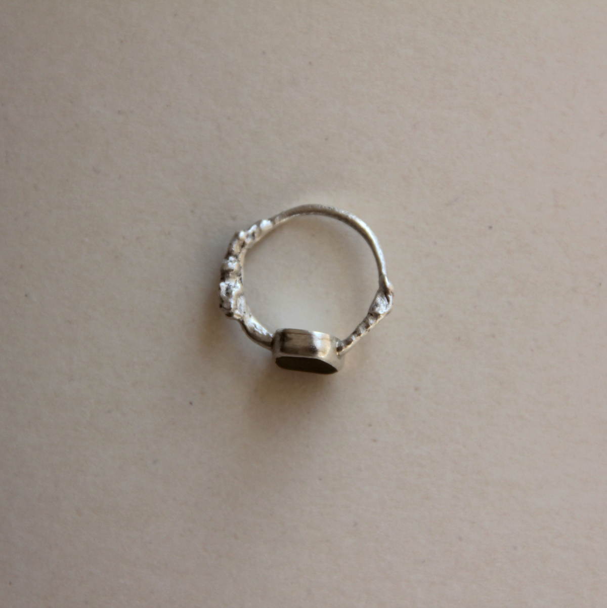 molten silver ring med vitt havsglas