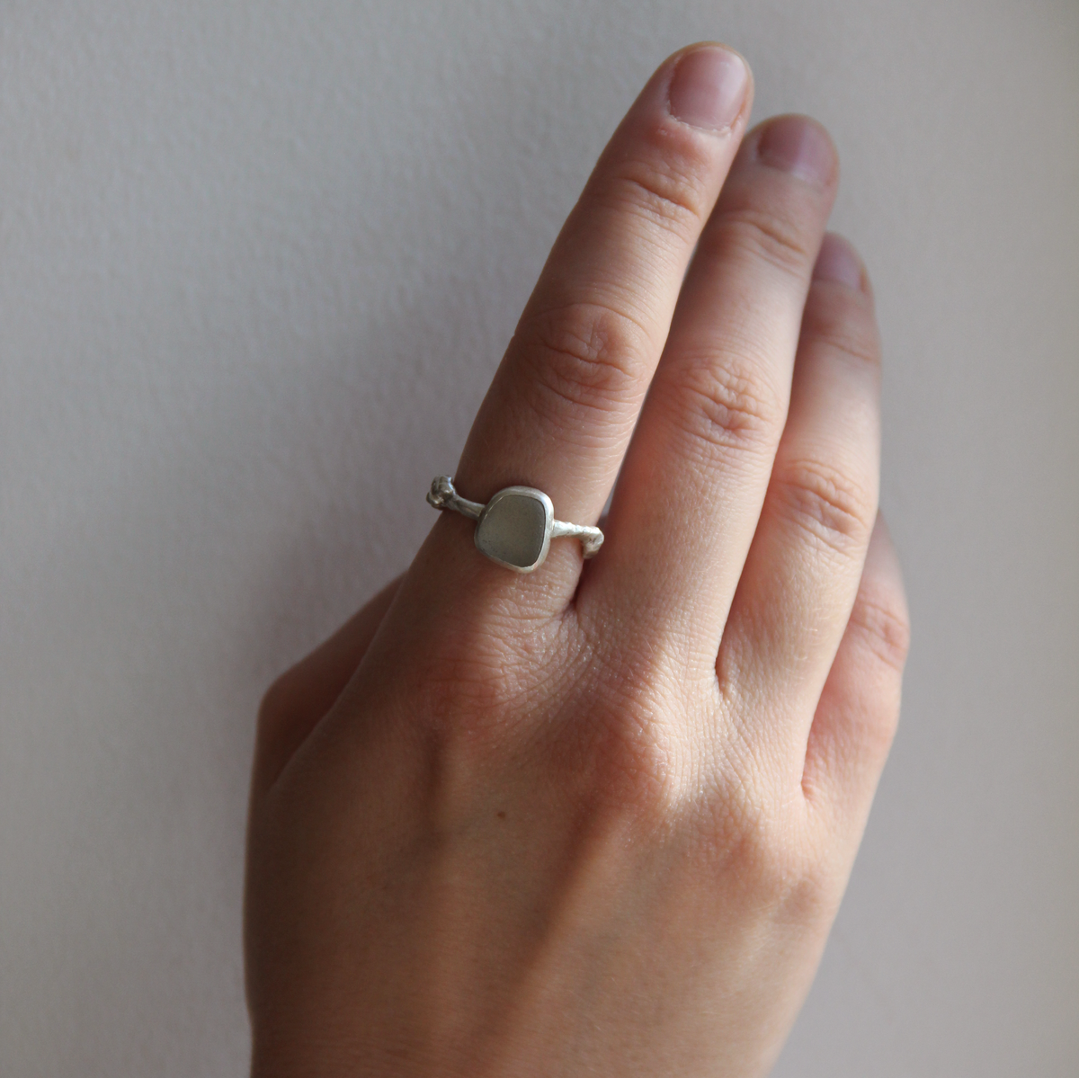 molten silver ring med vitt havsglas
