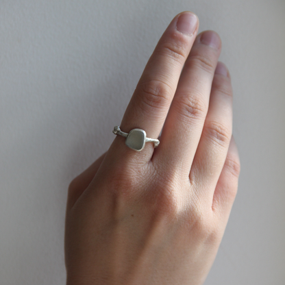 molten silver ring med vitt havsglas
