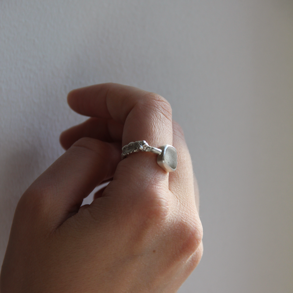 molten silver ring med vitt havsglas