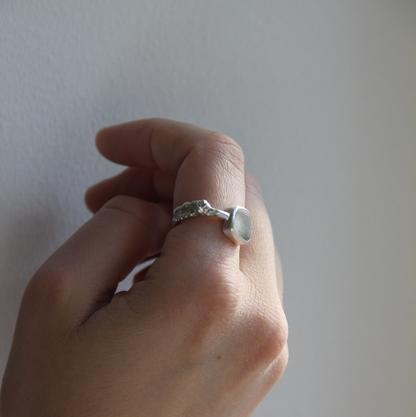 molten silver ring med vitt havsglas