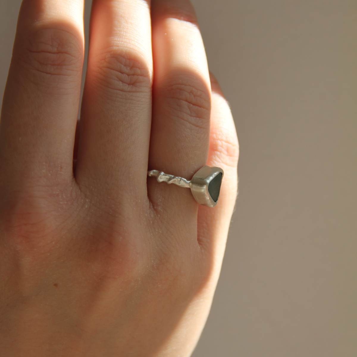 molten silver ring med grönt havsglas