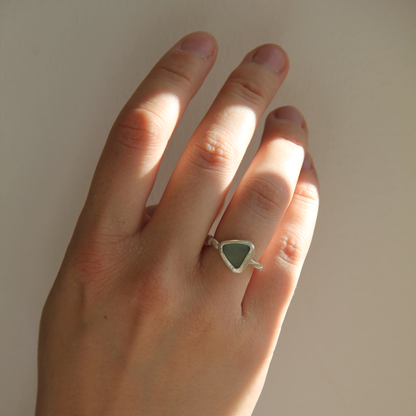 molten silver ring med grönt havsglas