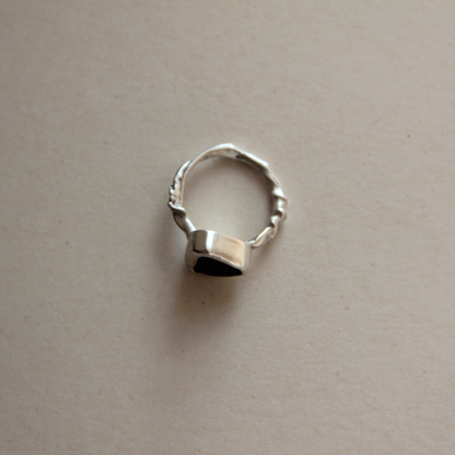 molten silver ring med grönt havsglas