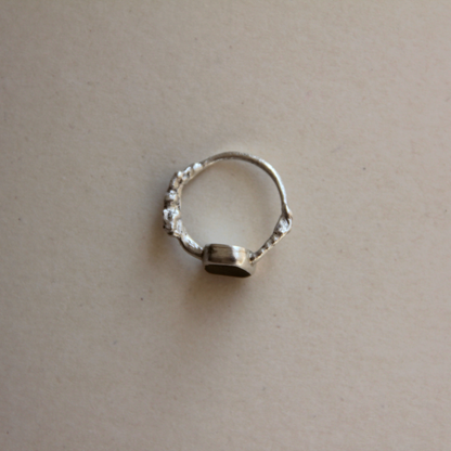 molten silver ring med vitt havsglas