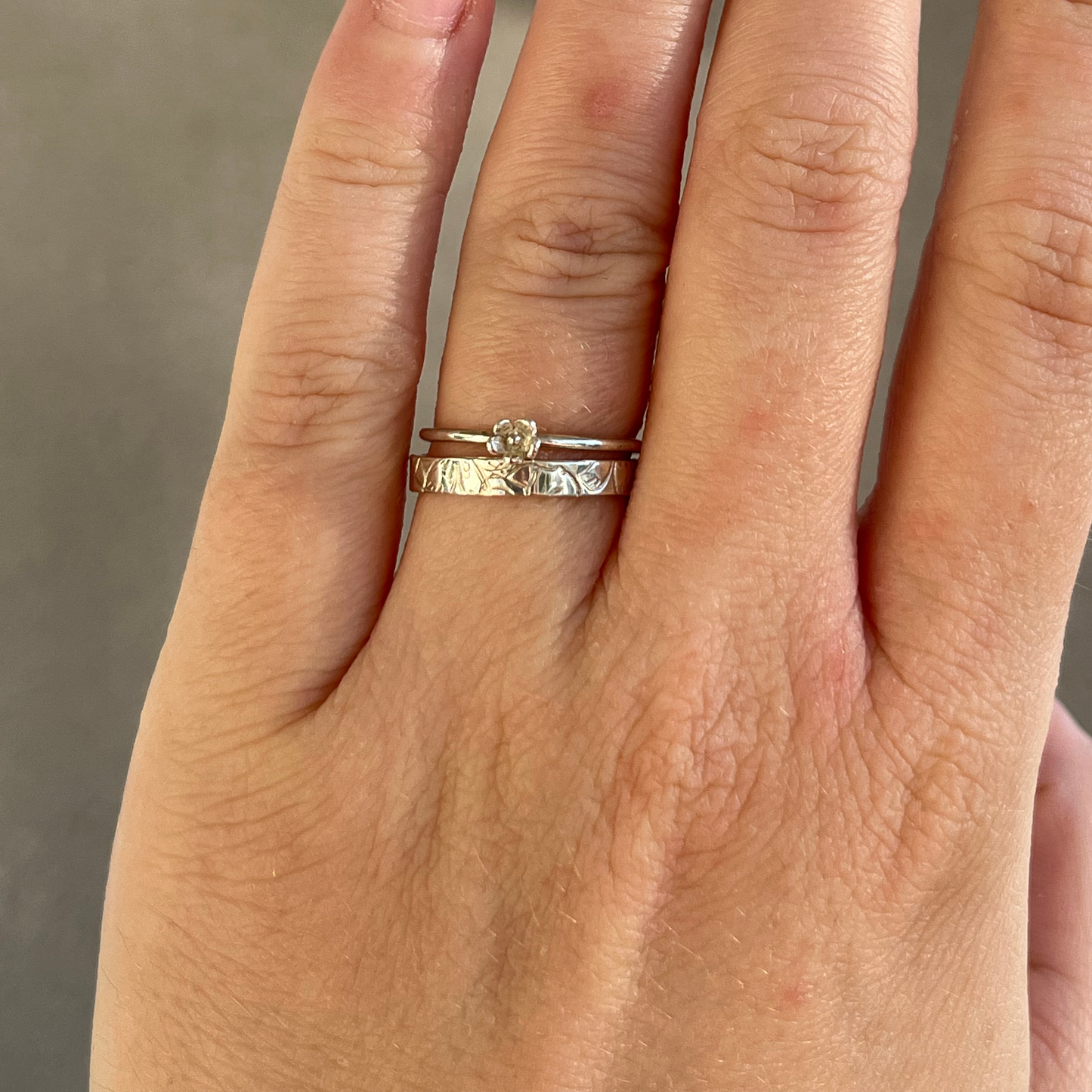 ring BLOMMA